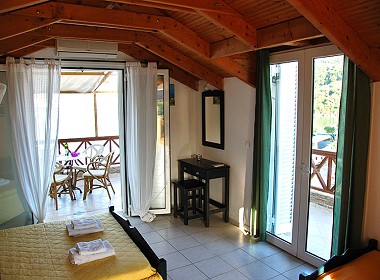 Keri Lake, Zakynthos, Zante Greece - Seaside Apartments Photo 7